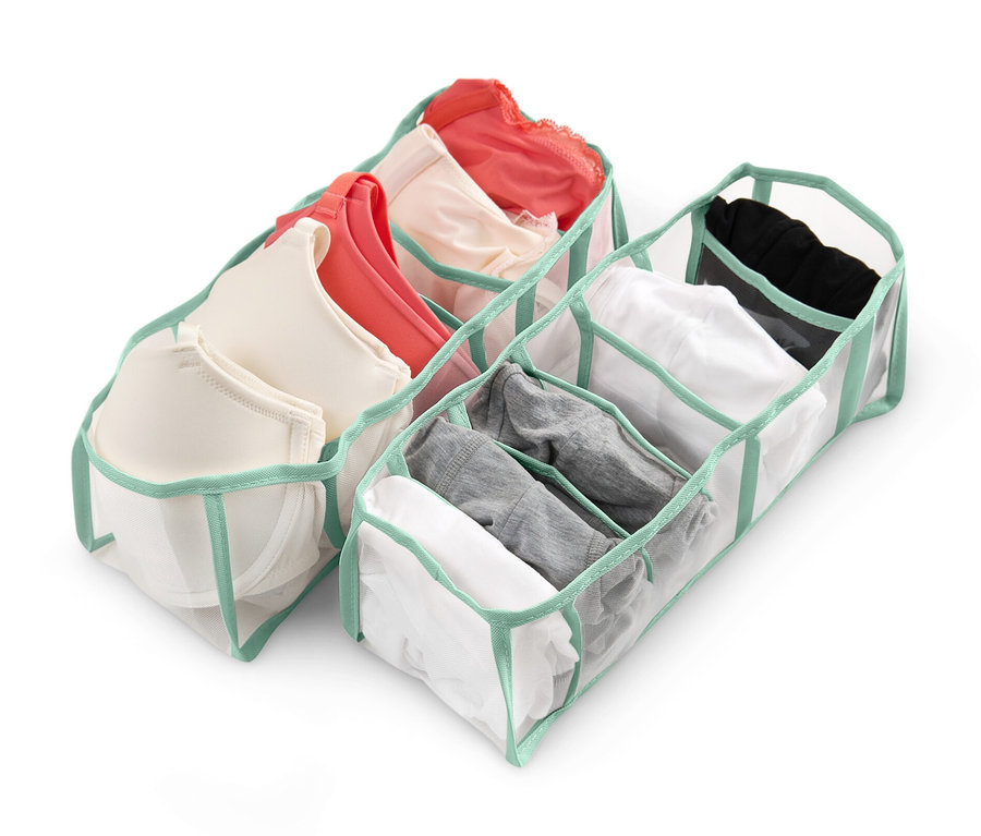 Dwa organizery do szafy z ubraniami na białym tle.