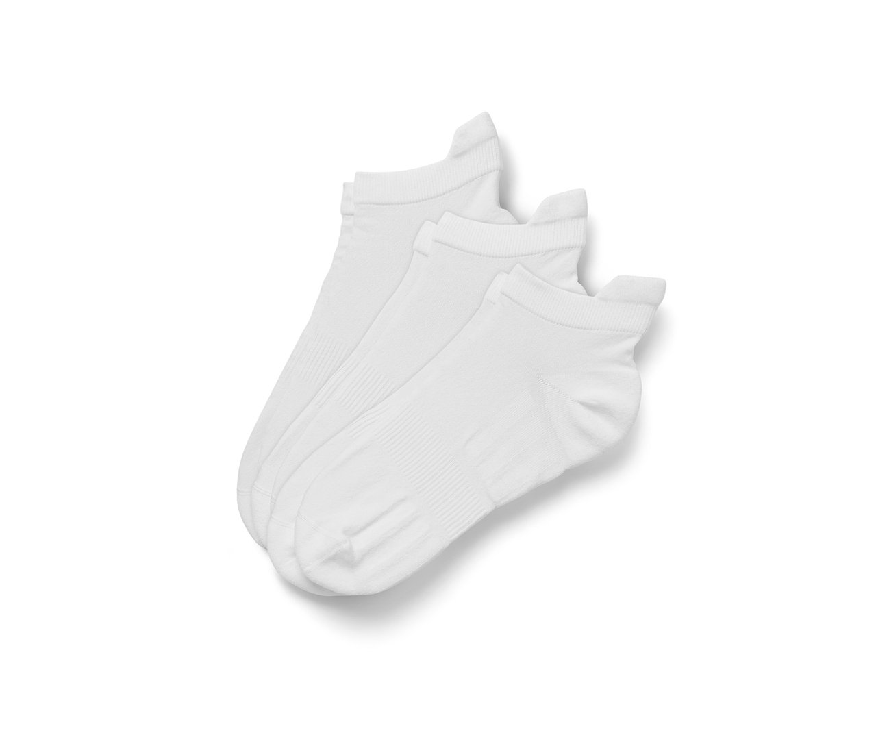 Na zdjęciu trzy pary białych, sportowych skarpetek.