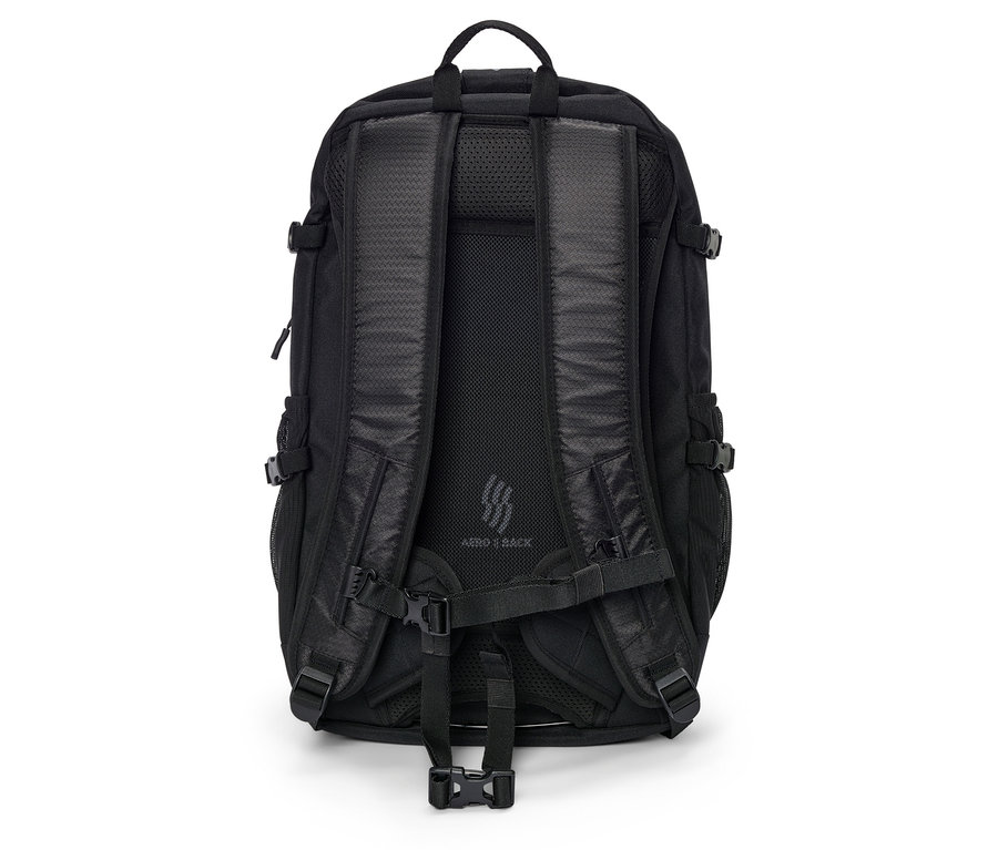 Czarny plecak widziany od tyłu.