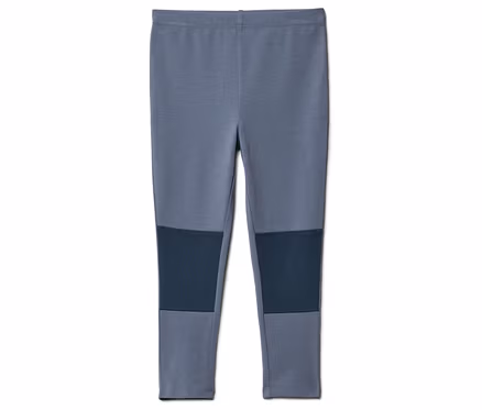 Szare legginsy z granatowymi naszywkami na kolanach leżą na białym tle.