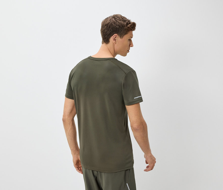 Mężczyzna od tyłu, ubrany w zielony T-shirt i szorty.