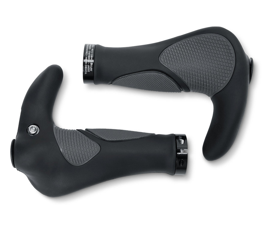 Dwa chwyty do kierownicy rowerowej leżą na białym tle.