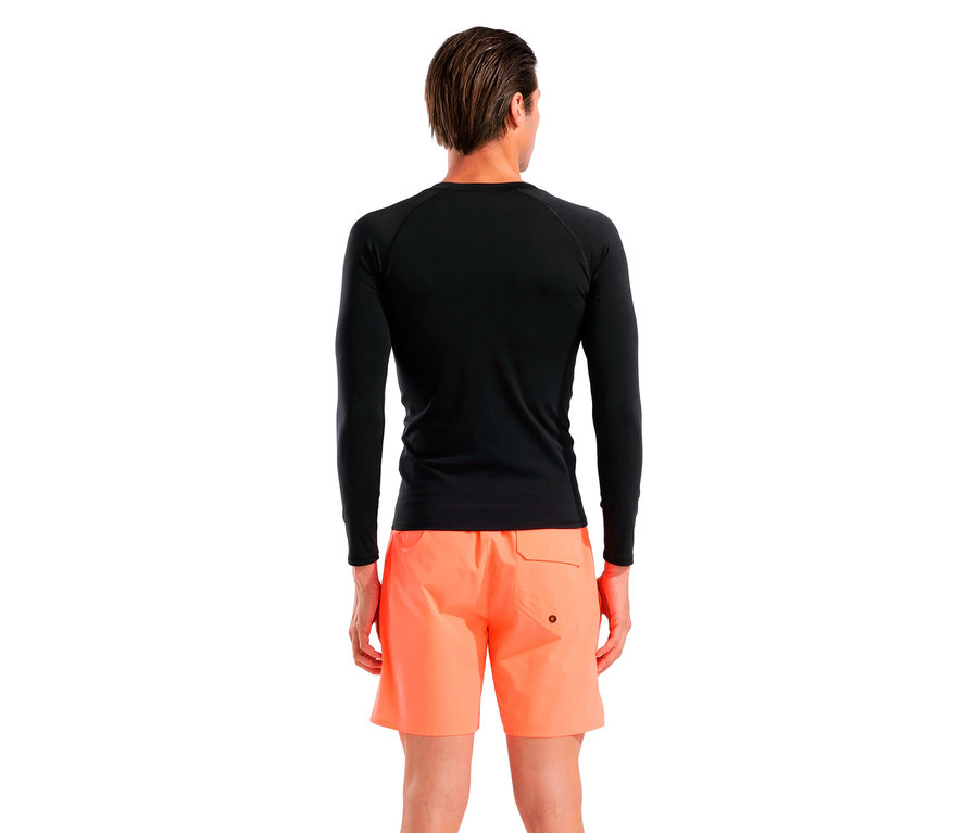 Widok z tyłu mężczyzny w czarnej koszuli z długim rękawem i pomarańczowych szortach kąpielowych.