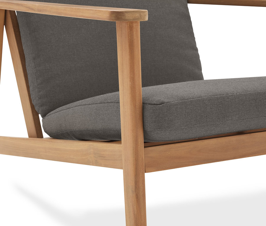 Szczegółowy widok fotela z drewnianą ramą i szarą tapicerką.
