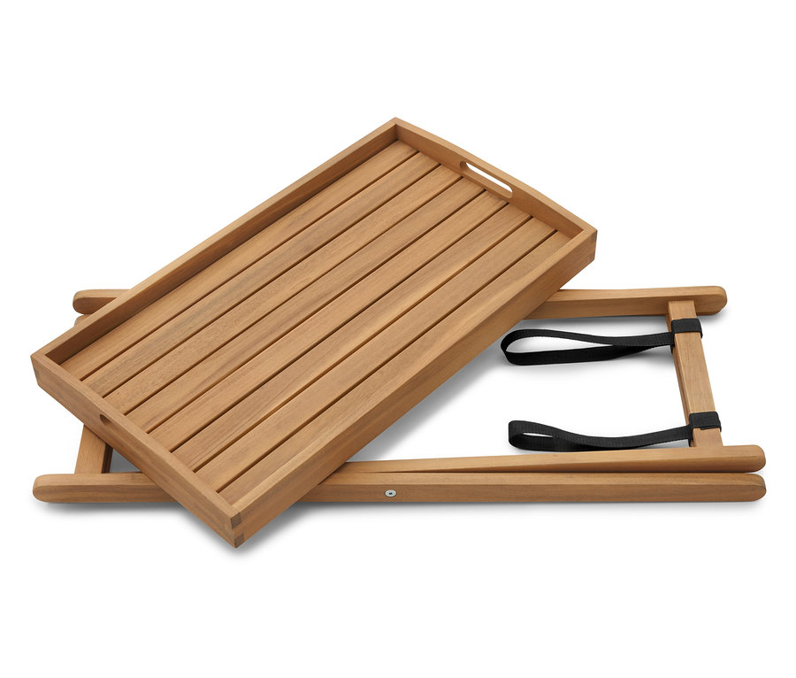 Drewniana taca leży na złożonym drewnianym stojaku na tacę.