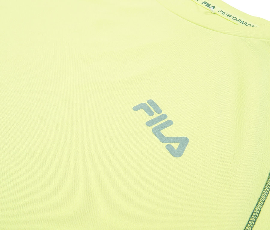 Zbliżenie jasnożółtej koszulki sportowej Fila z niebieskim logo Fila.