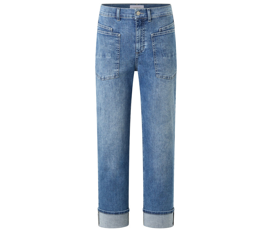 Jasnoniebieskie dżinsy z podwiniętymi brzegami i naszytymi kieszeniami.