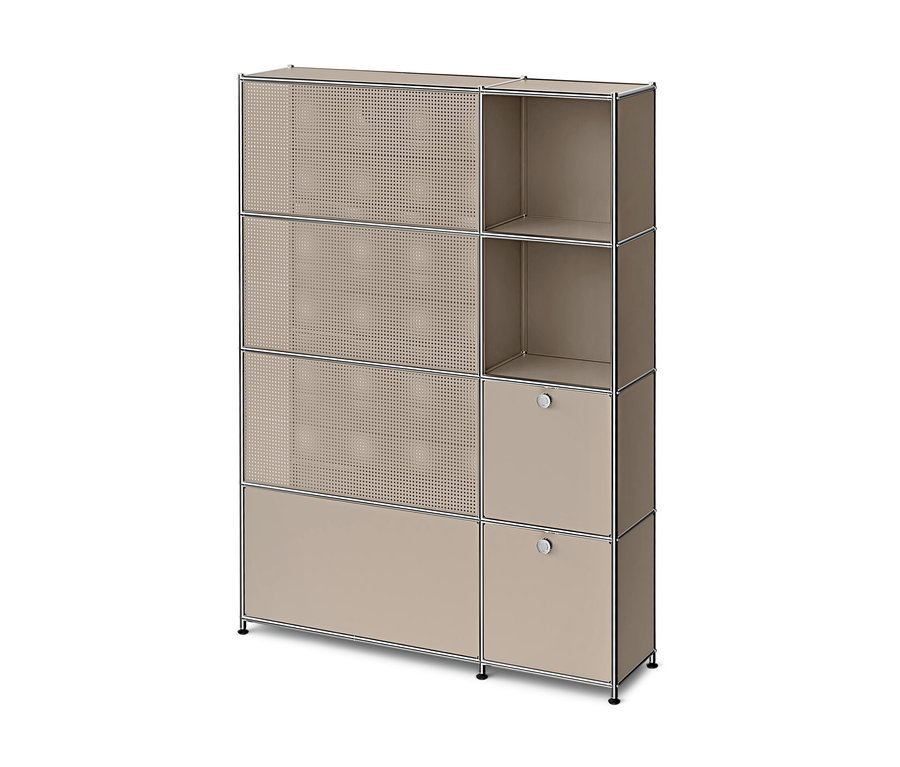Beżowy, modułowy system przechowywania z chromowaną ramą, składający się z trzech perforowanych drzwiczek i jednych pełnych po lewej, oraz dwóch otwartych półek i dwóch zamkniętych szafek z uchwytami po prawej.