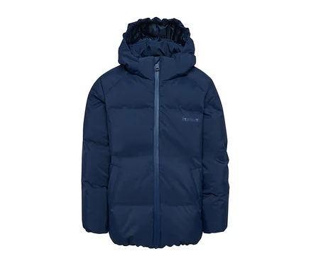 Niebieska kurtka puchowa hummel® HMLJR All Weather Puffer Jacket z kapturem i zamkiem błyskawicznym, z logo hummel® na prawej piersi.
