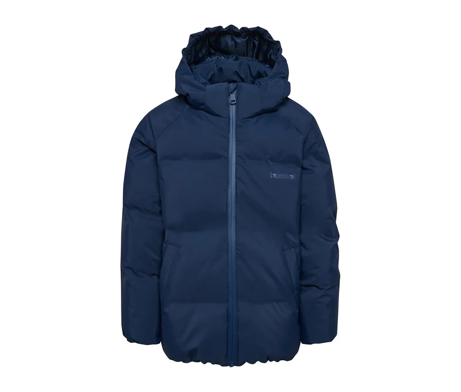 Niebieska kurtka puchowa hummel® HMLJR All Weather Puffer Jacket z kapturem i zamkiem błyskawicznym, z logo hummel® na prawej piersi.
