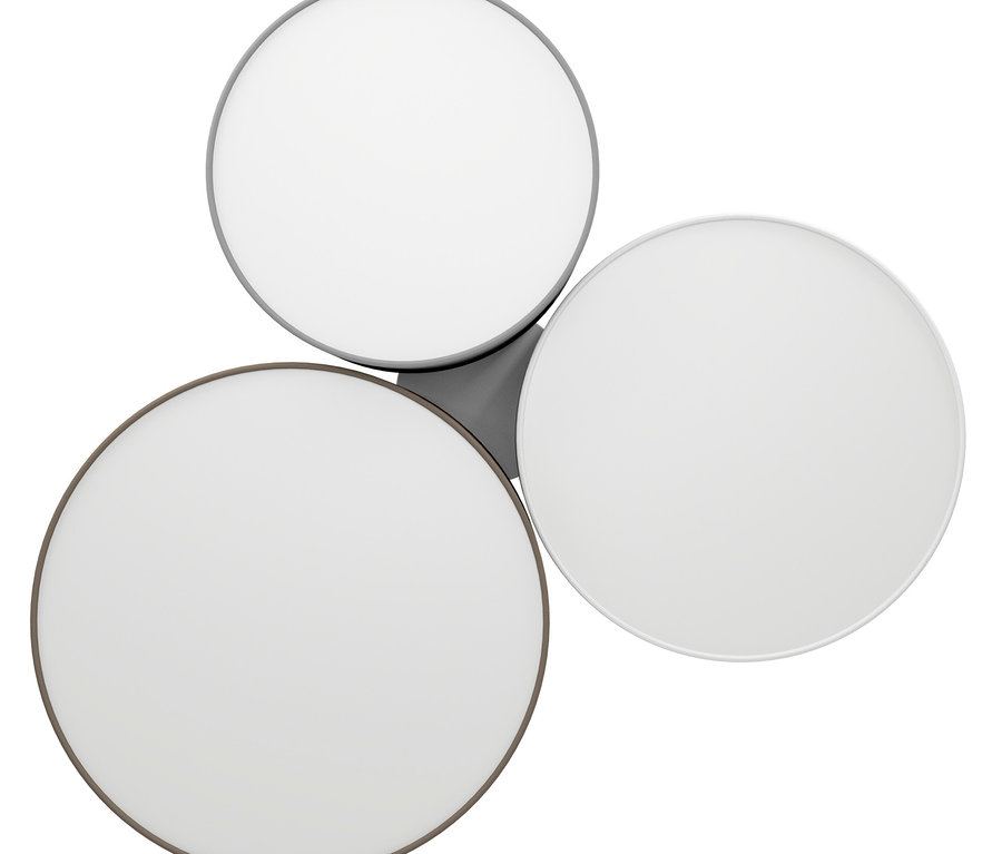 Lampa sufitowa z trzema okrągłymi elementami świetlnymi. Każdy element ma biały dyfuzor i metalową obwódkę w innym kolorze: ciemnoszarym, jasnoszarym i białym. Elementy są ułożone w kształt trójkąta i połączone szarą podstawą.