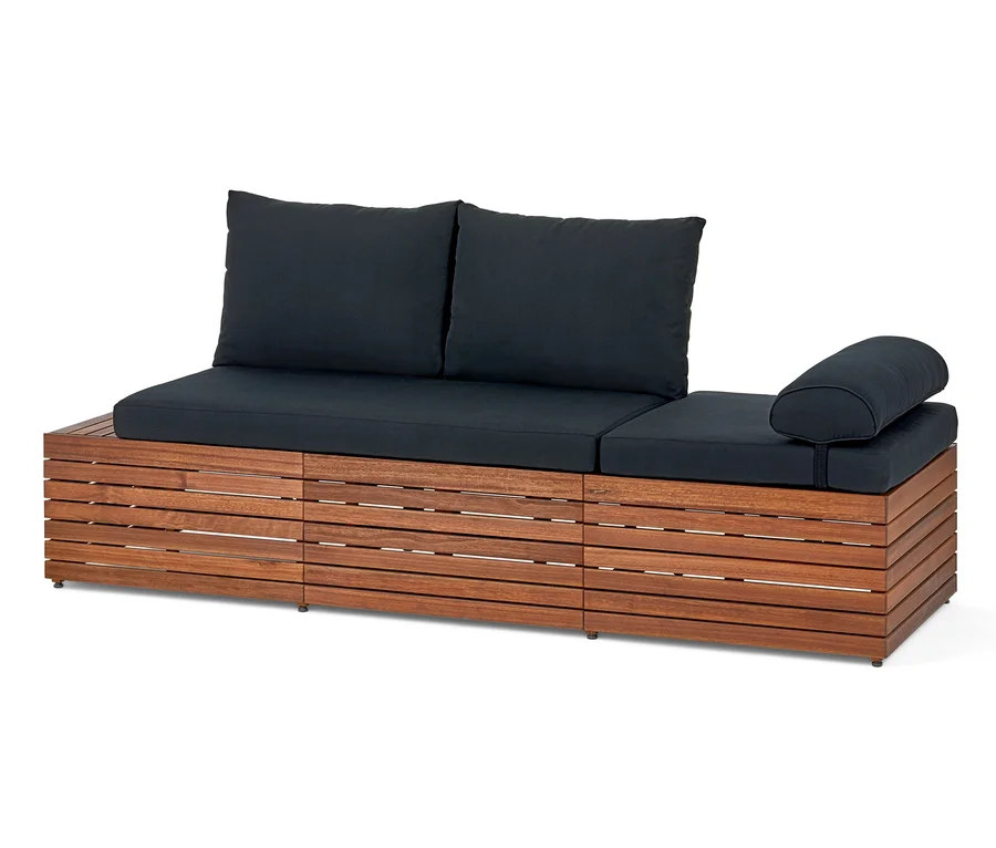 Sofa ogrodowa 2 w 1 z drewnianą ramą i czarnymi poduszkami.