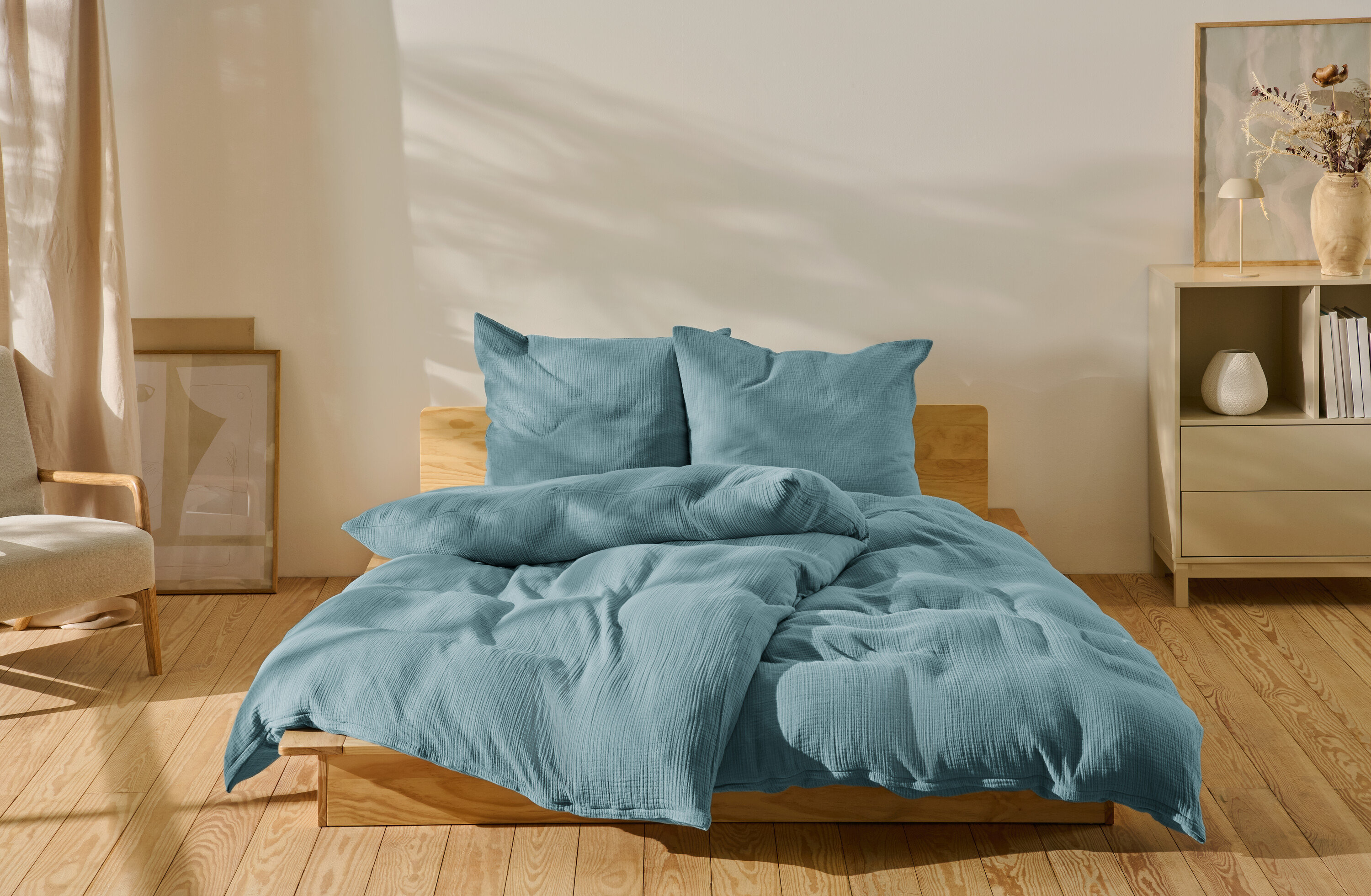 Niebieska pościel muślinowa w standardowym i niestandardowym rozmiarze na łóżku.