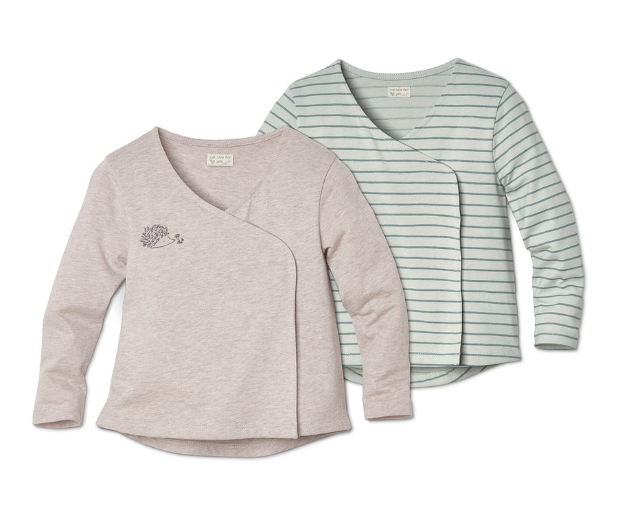 Dwie dżersejowe koszulki z krojem kopertowym.