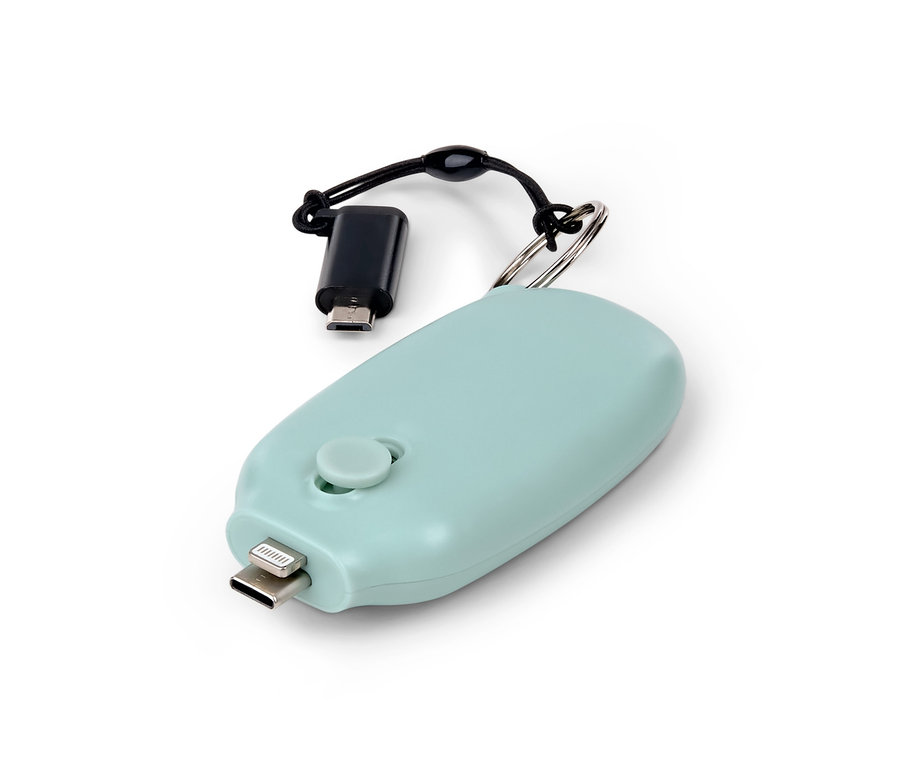 Jasnoniebieski powerbank-brelok do kluczy z czarnym adapterem na białym tle.