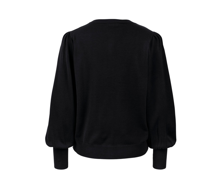 Widok z tyłu czarnego swetra z delikatnej dzianiny z bufiastymi rękawami.