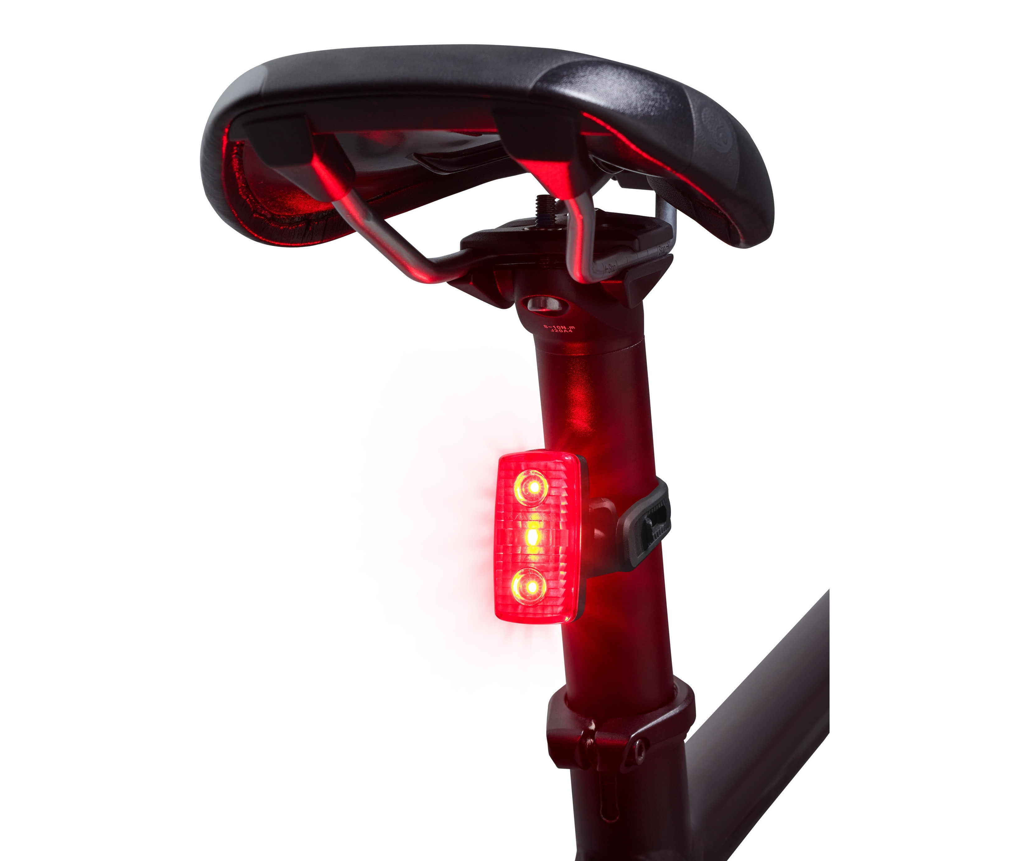 Zbliżenie tylnego światła rowerowego z funkcją światła stopu, zamontowanego pod siodełkiem roweru.