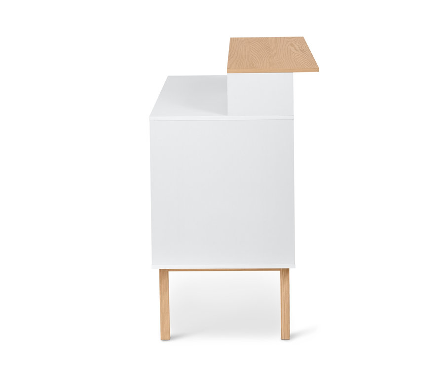 Boczny widok baru z ladą, który ma białą szafkę i drewniany blat.