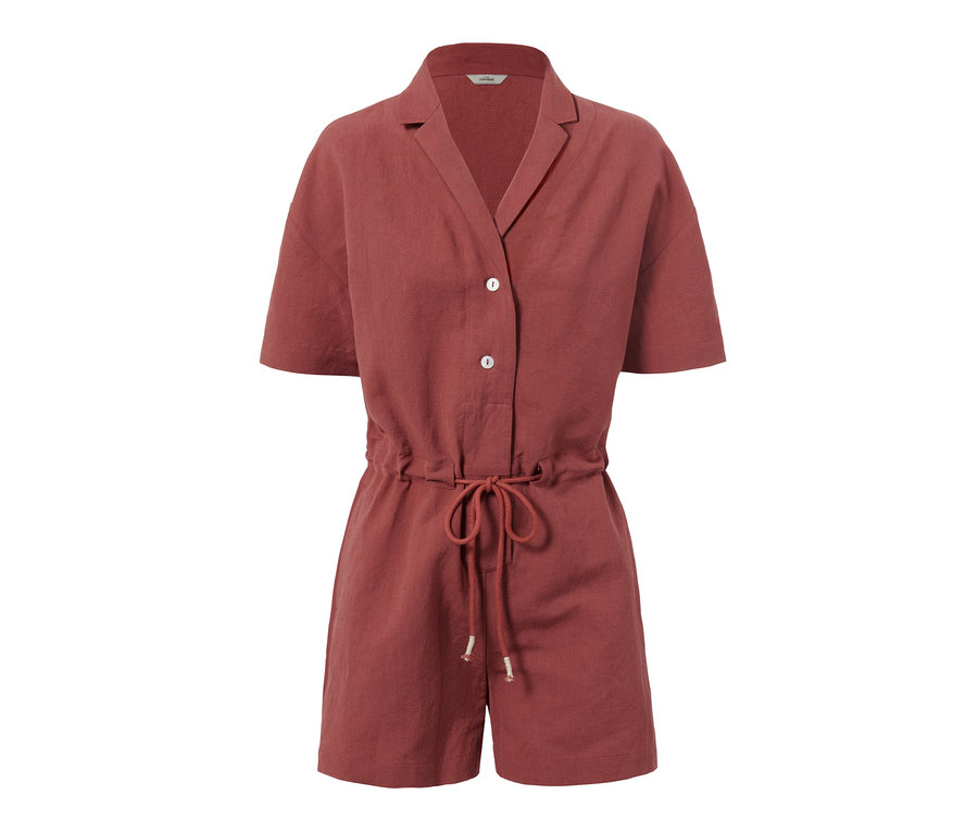 Zbliżenie na krótki kombinezon z lnu.