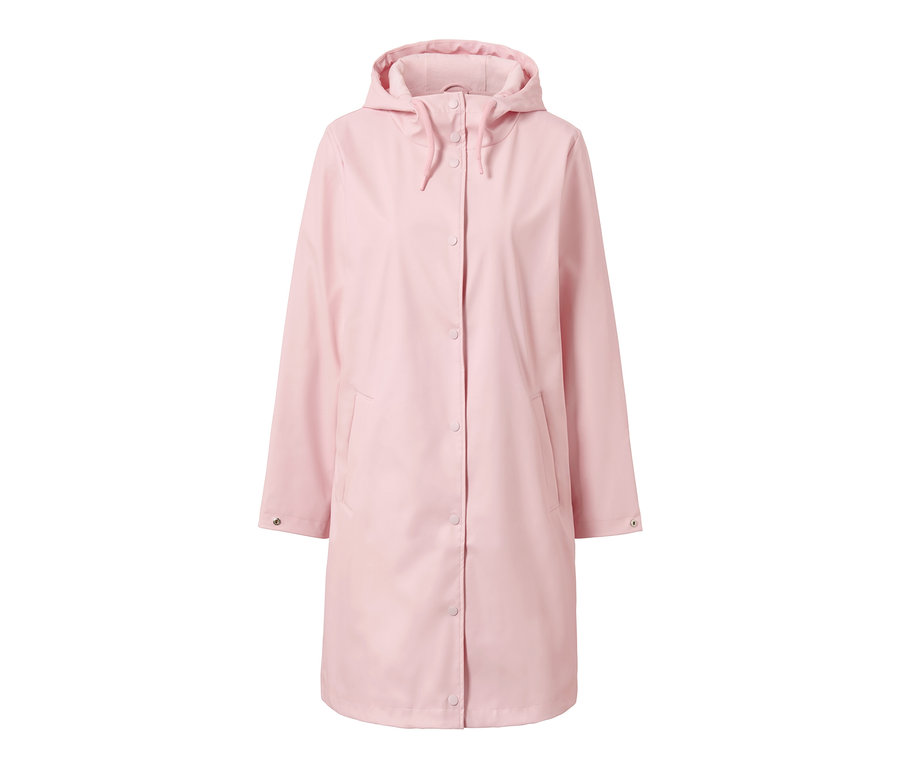 Różowa parka przeciwdeszczowa z kapturem zapinana na guziki.