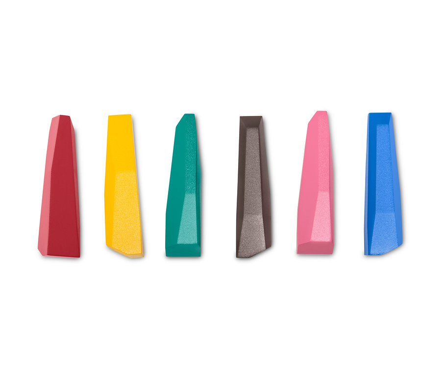 Sześć kredek świecowych w różnych kolorach ułożonych w rzędzie.