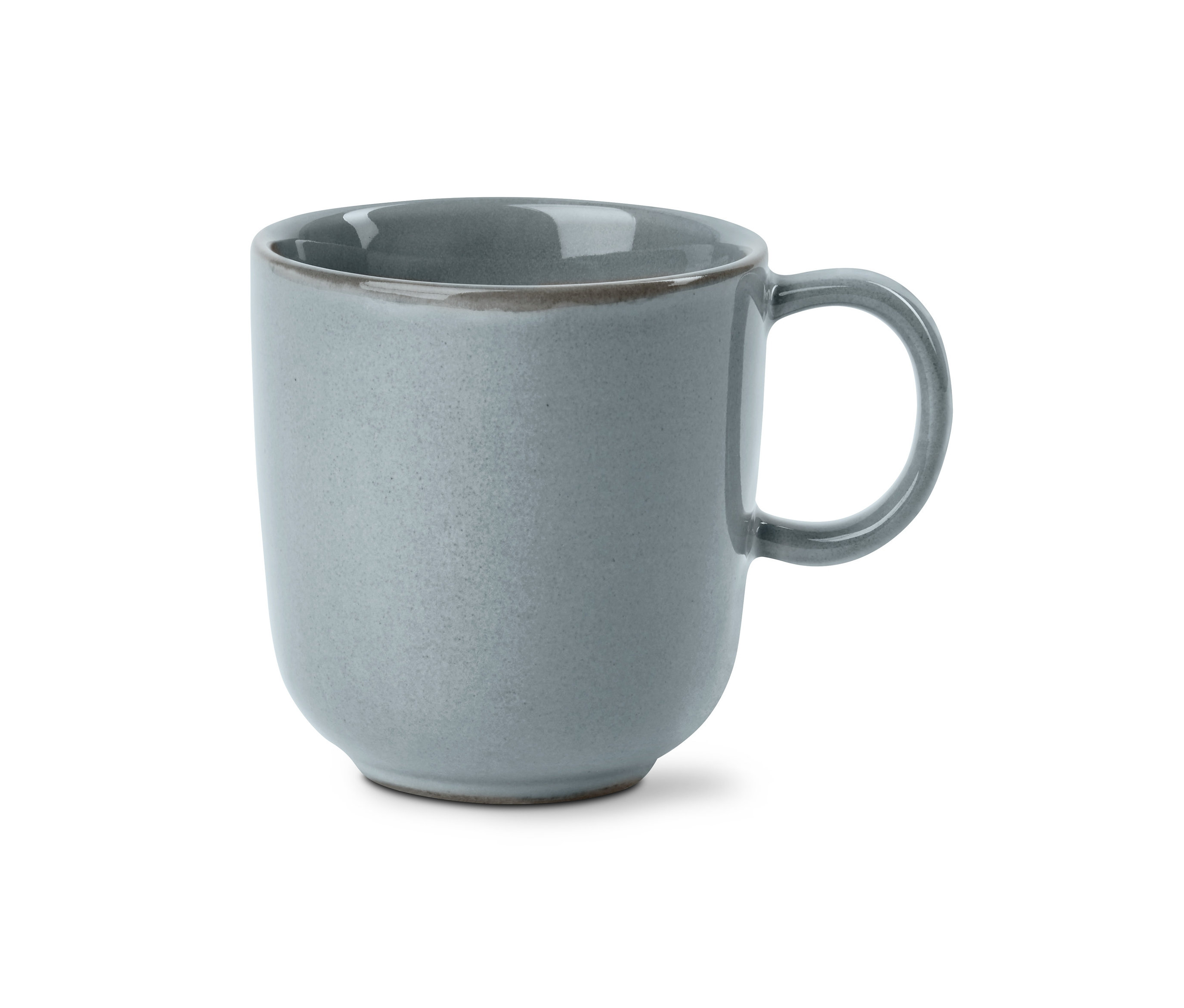 Szary kubek na białym tle.