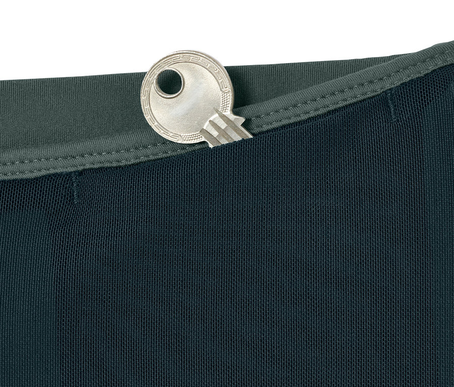 Zbliżenie na legginsy sportowe modelujące sylwetkę z kluczem w kieszeni.