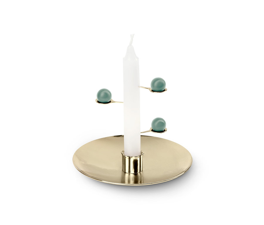 Biała świeca do medytacji w złotym świeczniku z trzema ozdobnymi niebieskimi kulkami.
