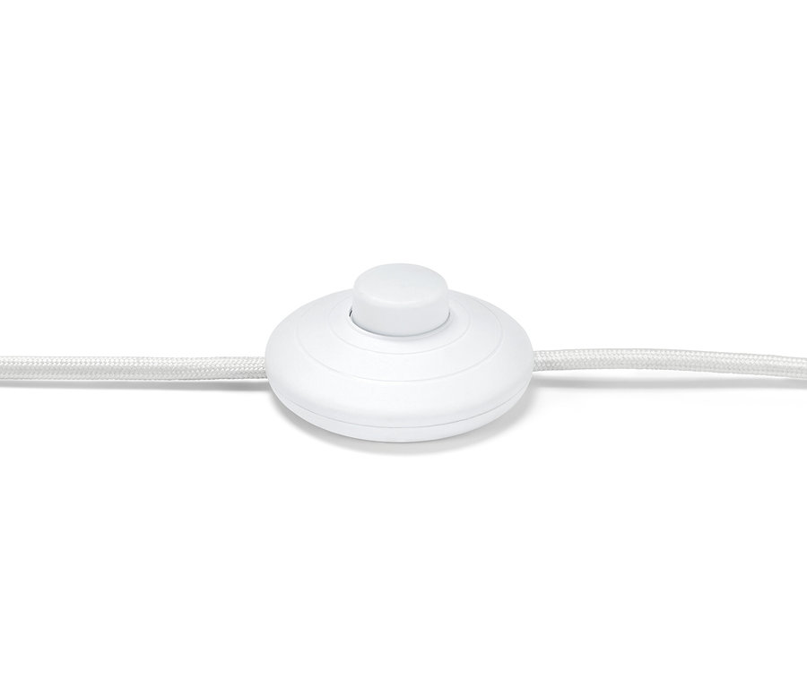 Detal białego włącznika lampy stojącej "Trójnóg".