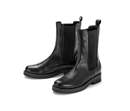 Czarne buty skórzane.