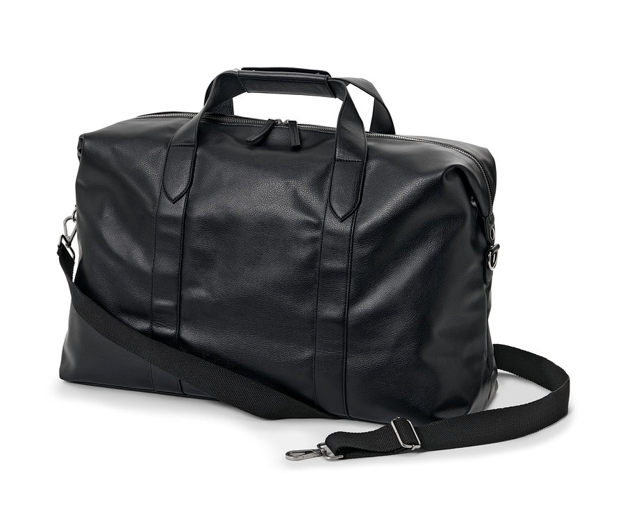 Czarna torba z paskiem na ramię leży na białym tle.