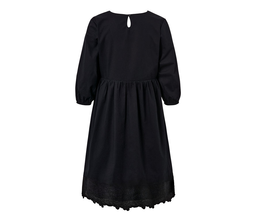 Czarna sukienka z tkaniny z haftem widziana z tyłu.