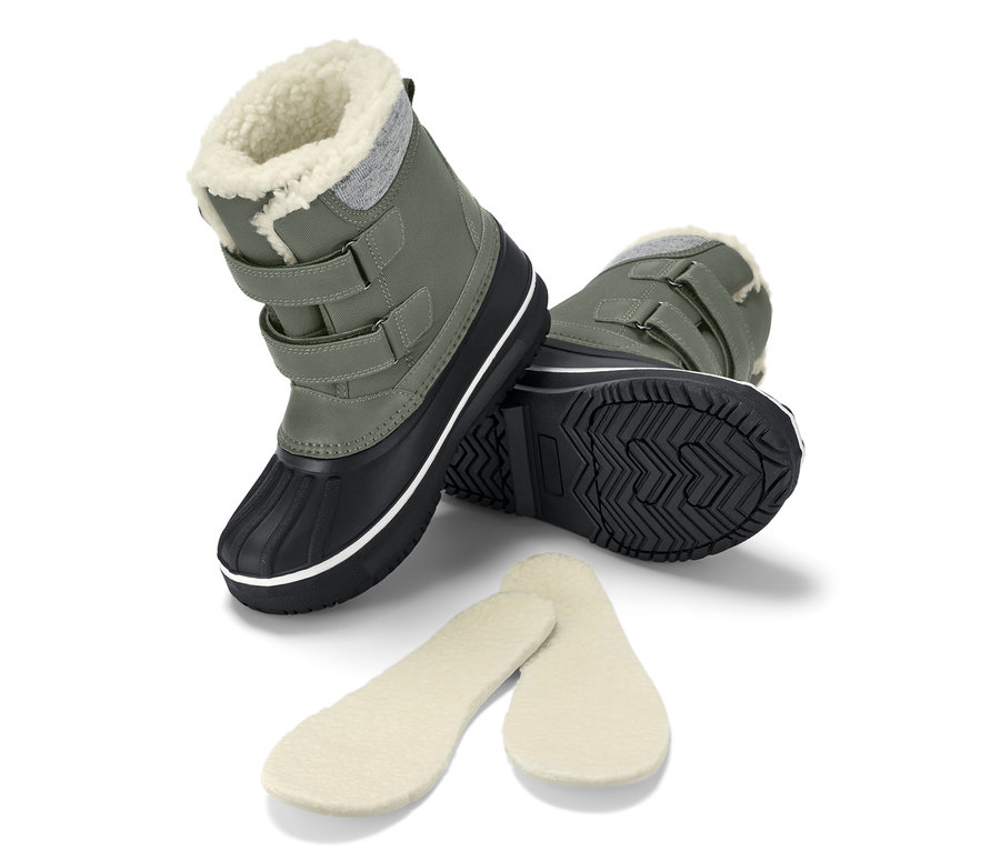 Zielone buty dziecięce na każdą pogodę z wkładkami, jeden but stoi, drugi leży na boku.