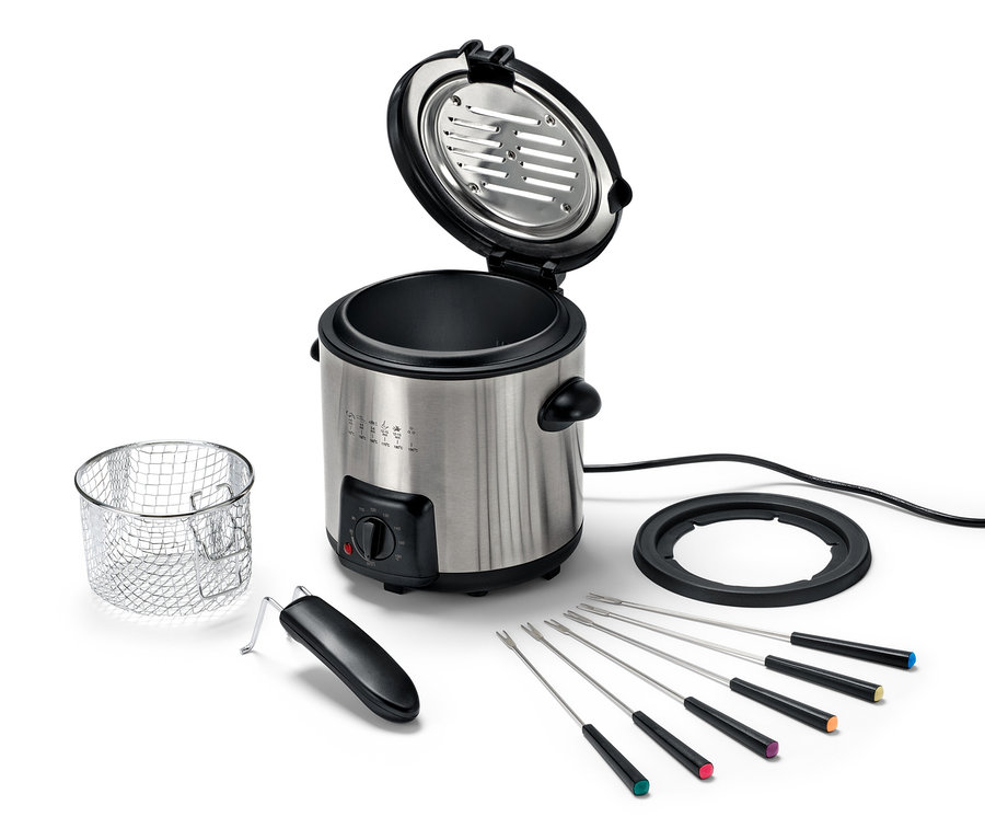 Otwarty miniaturowy zestaw do frytkownicy i fondue z sześcioma widelcami, koszem i czarną podstawą.