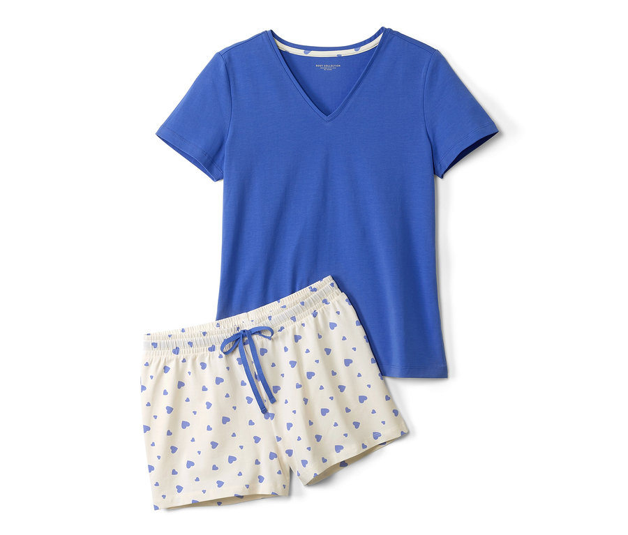 Niebieska piżama z krótkimi spodenkami w serduszka.