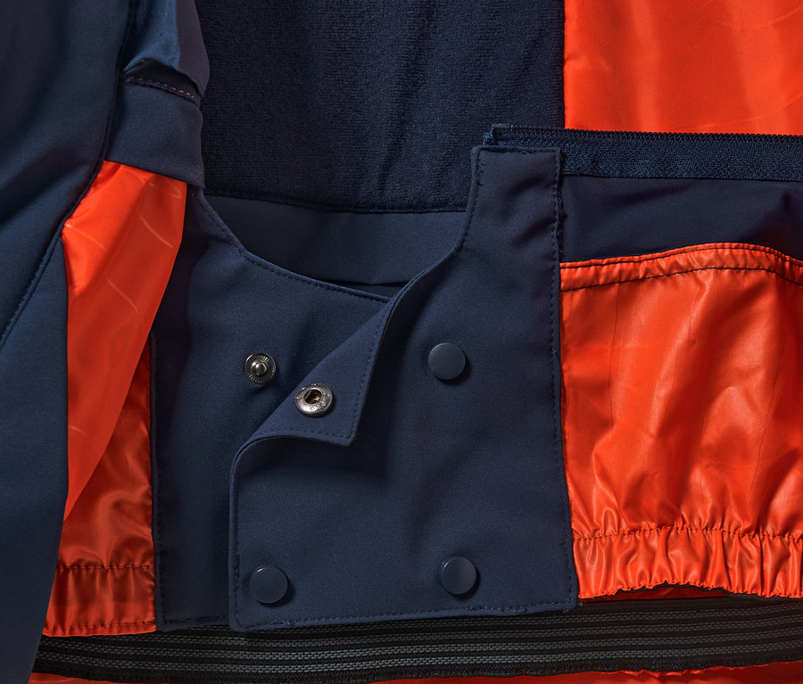 Zbliżenie na kurtkę narciarską High Tech z pomarańczową podszewką i zapięciem na zatrzaski.