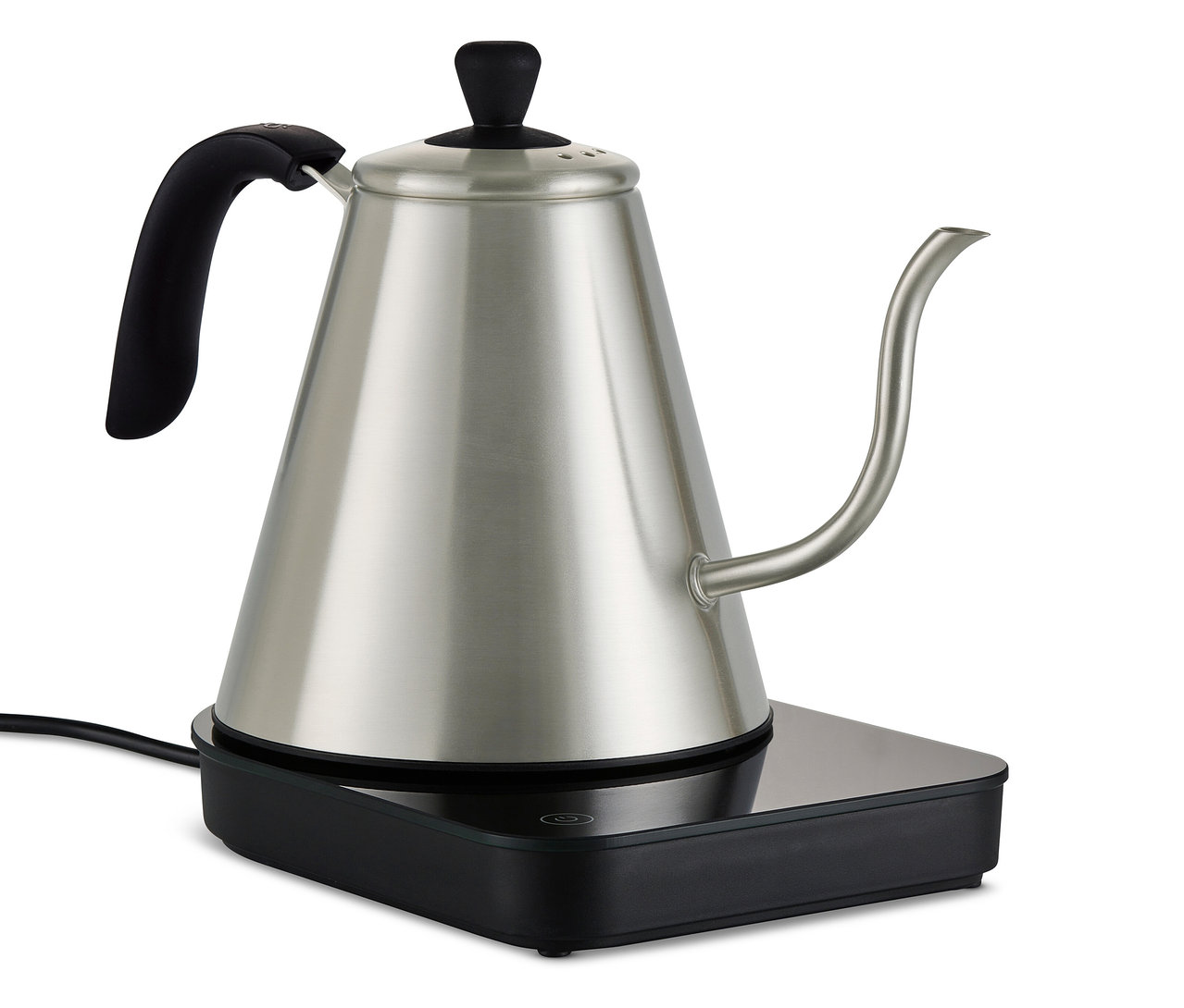 Elektryczny czajnik typu konewka stoi na czarnej podstawie.