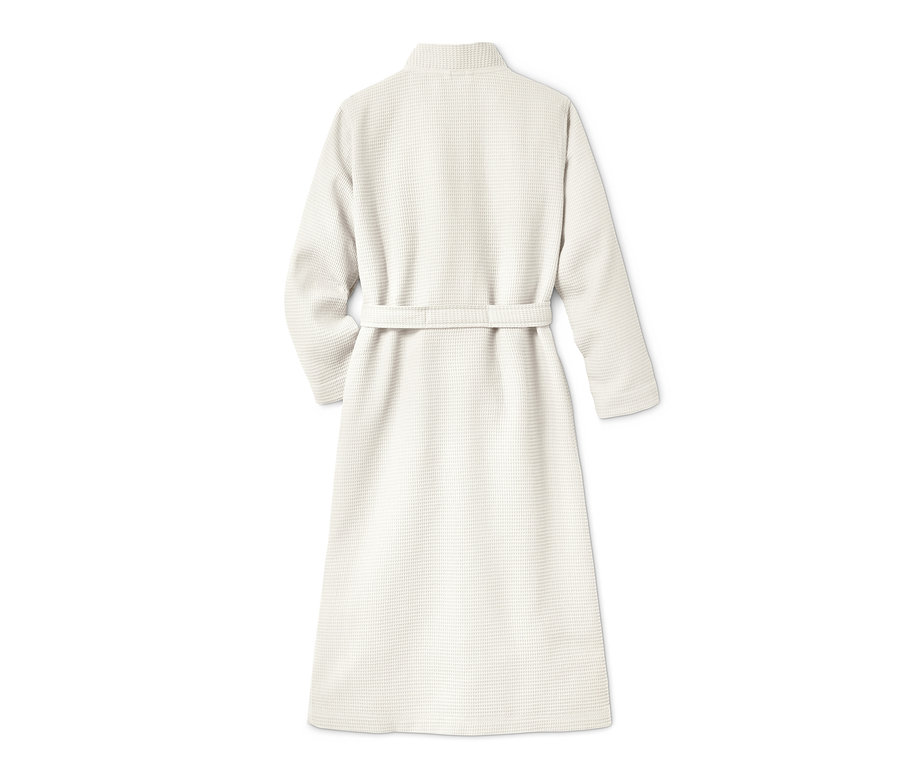 Biały szlafrok damski z paskiem z tyłu.