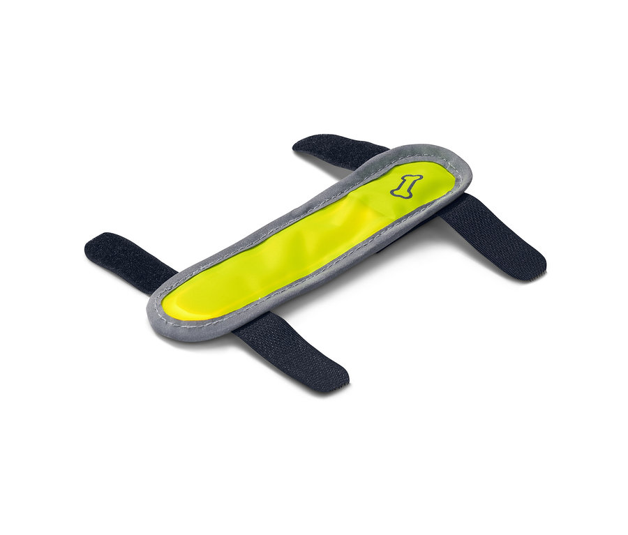 Żółta świecąca obroża LED dla psów z czterema czarnymi paskami mocującymi na białym tle.