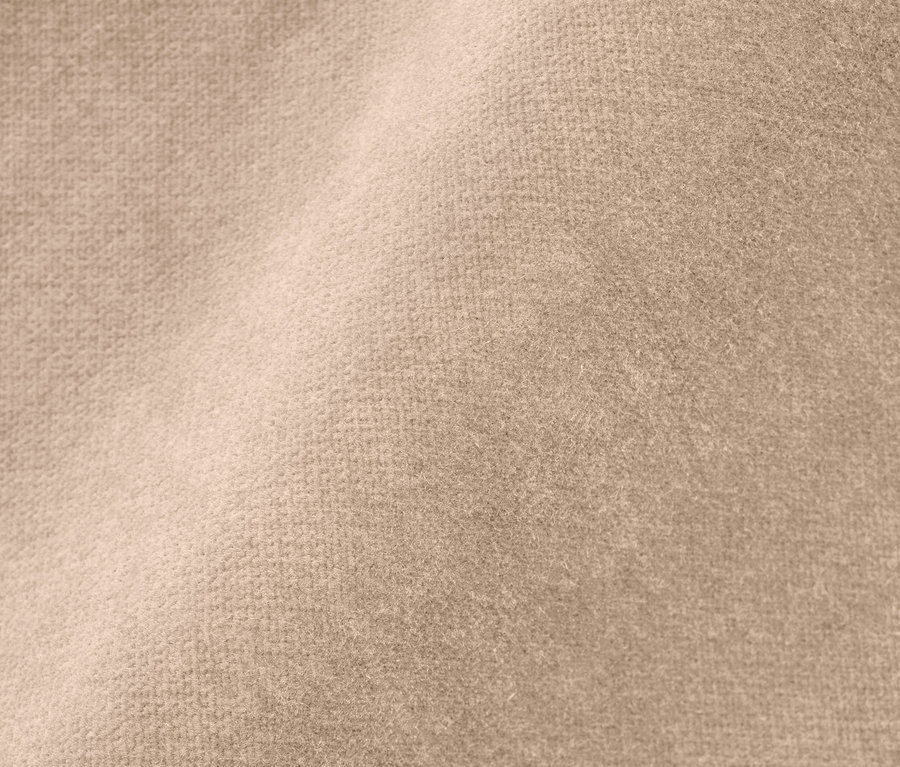 Zbliżenie na karmelowe spodnie z aksamitu.