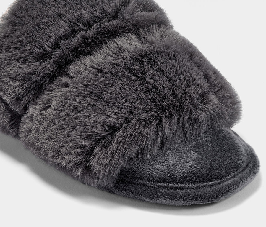 Zbliżenie na pluszowy kapeć.