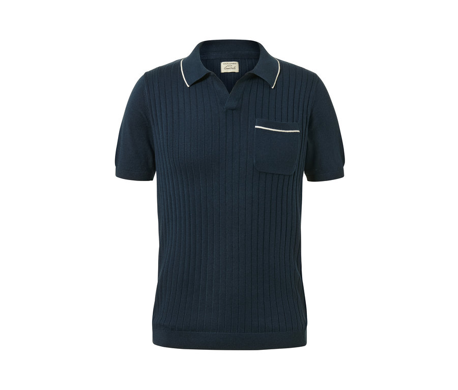 Granatowa koszulka polo z krótkim rękawem i kieszenią na piersi.