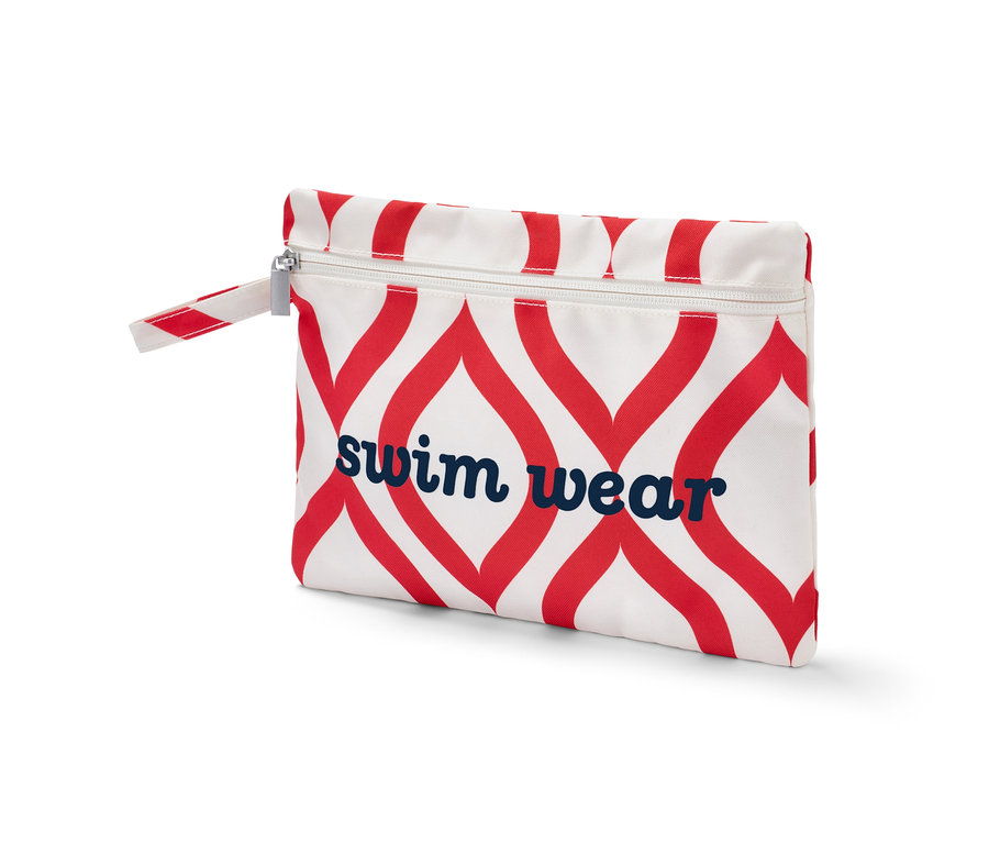 Biała torba na kostium kąpielowy z czerwonym wzorem i napisem "swim wear".