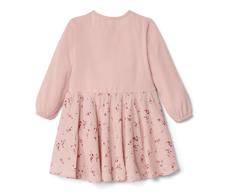 Różowa sukienka niemowlęca z tkaniny z długimi rękawami i kwiatowym wzorem na spódnicy.