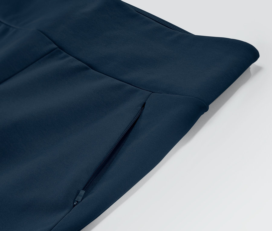 Zbliżenie na termoaktywne spodnie dzwony z kieszenią na zamek.