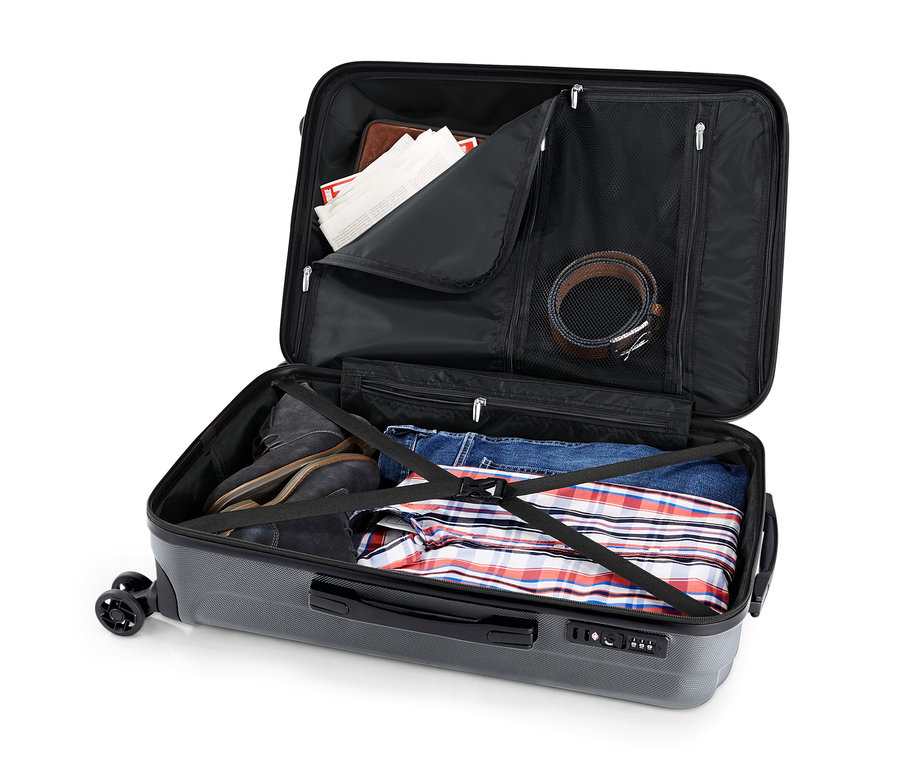 Otwarta szara walizka z twardą skorupą z kompletem twardych walizek, średnią i dużą. Wewnątrz znajdują się buty, dżinsy i koszula.