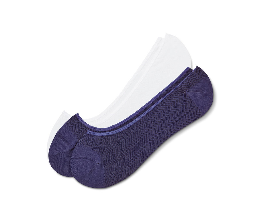 Dwie pary skarpetek-stopek: jedna para granatowa we wzory, druga biała.