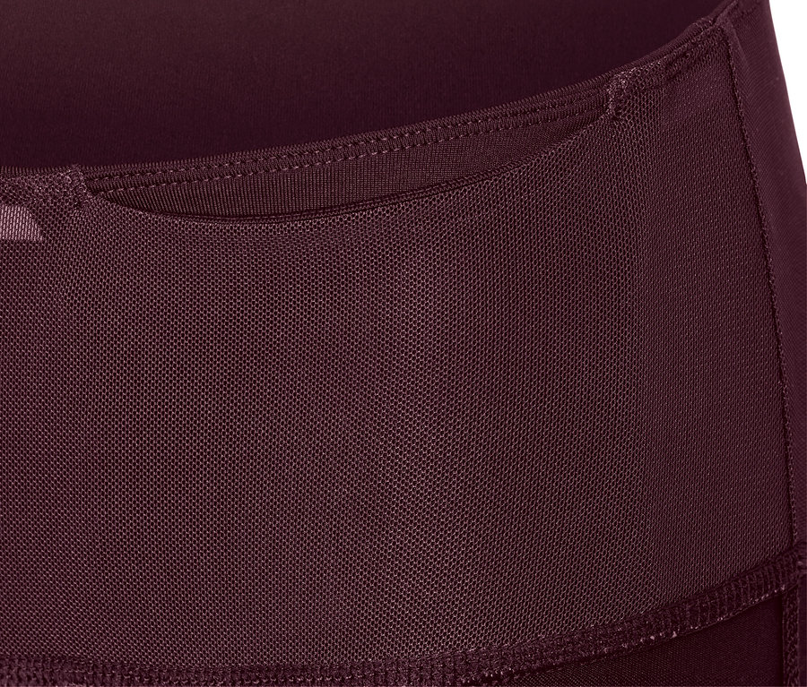 Zbliżenie na bordowe legginsy sportowe o długości 3/4 z kieszenią w pasie.
