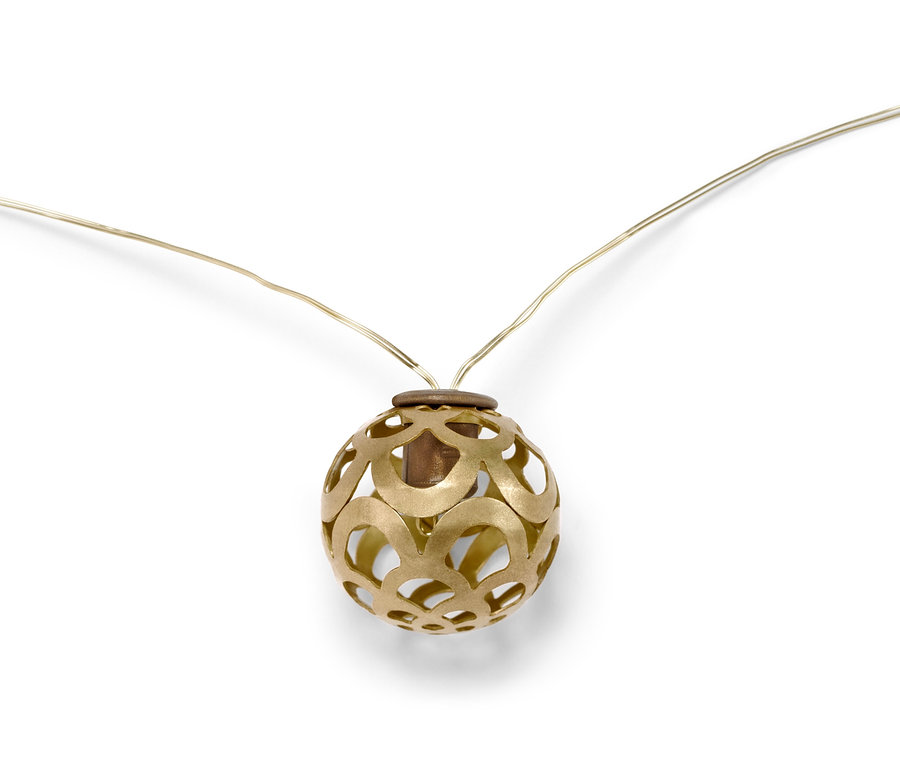 Zbliżenie na złotą kulę łańcucha świetlnego LED