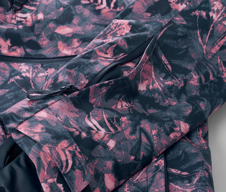 Fragment kurtki narciarskiej z krótkim zamkiem błyskawicznym i nadrukiem na całej powierzchni.